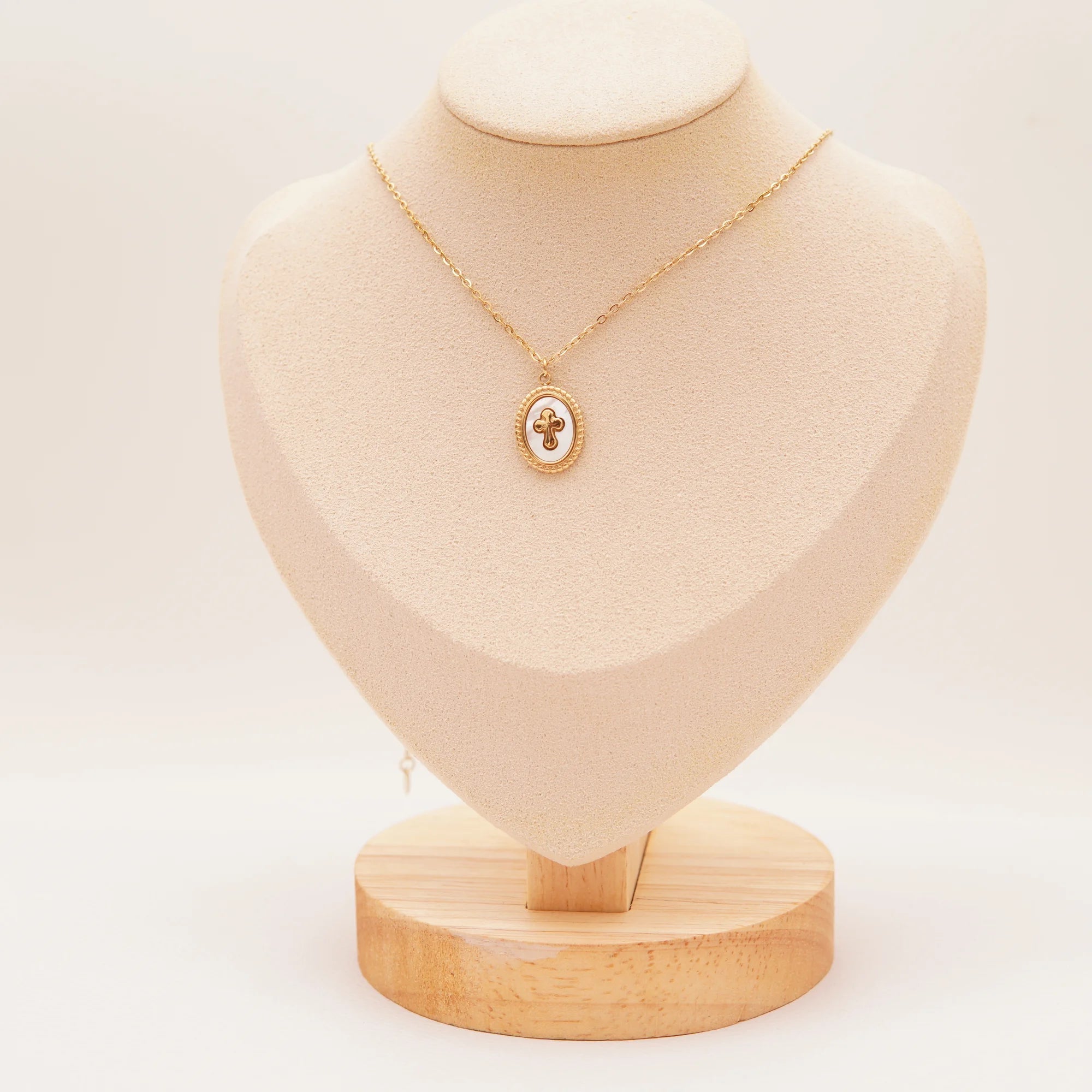 Collar acero inoxidable de cruz sobre base nacarada