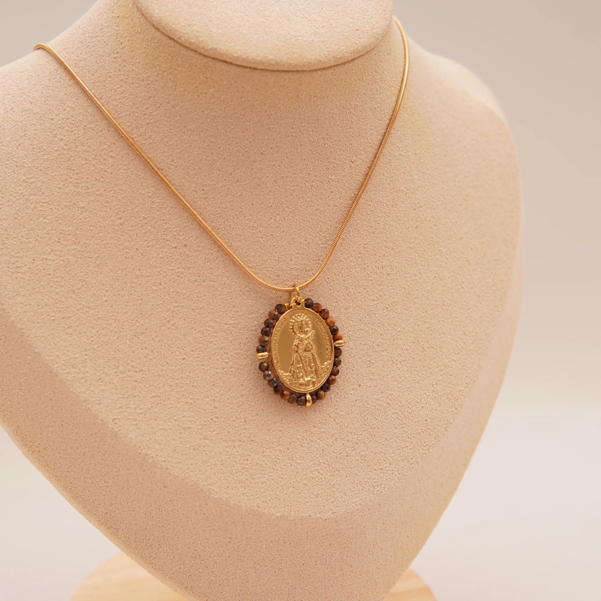 Collar acero inoxidable dorado de la Virgen de los Desamparados con piedras – Varios colores
