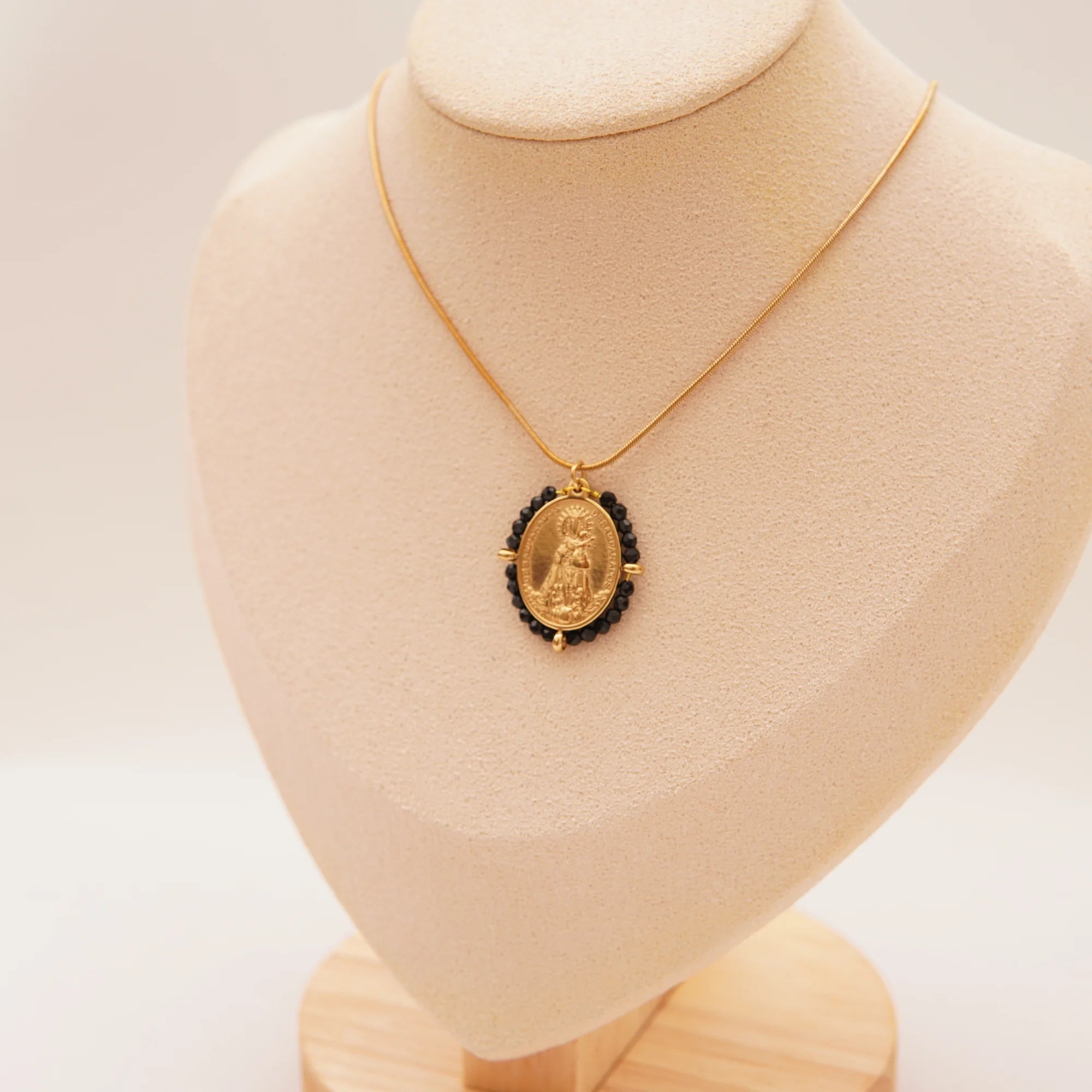 Collar acero inoxidable dorado de la Virgen de los Desamparados con piedras – Varios colores