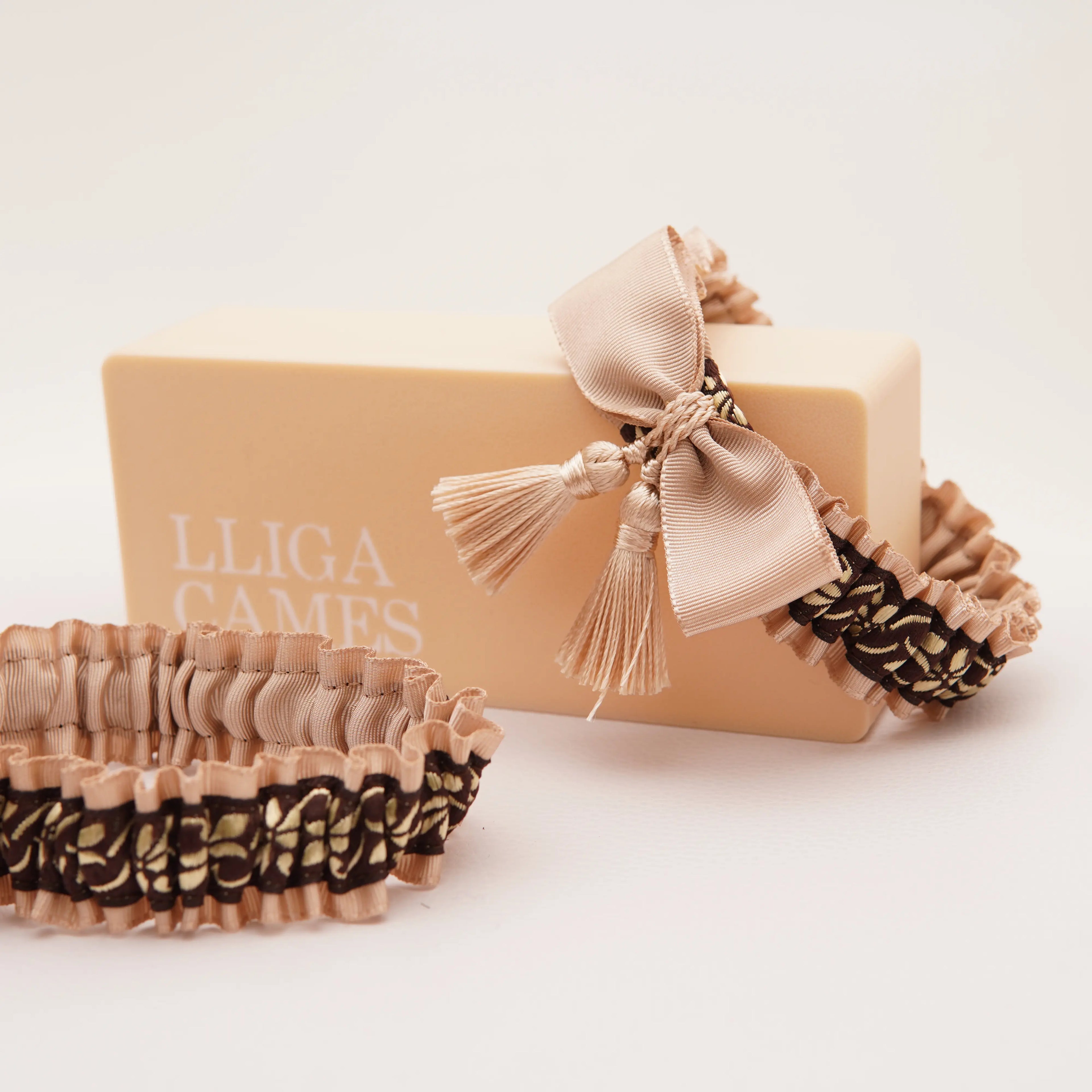 Lligacames Borles beige y chocolate con borla beige