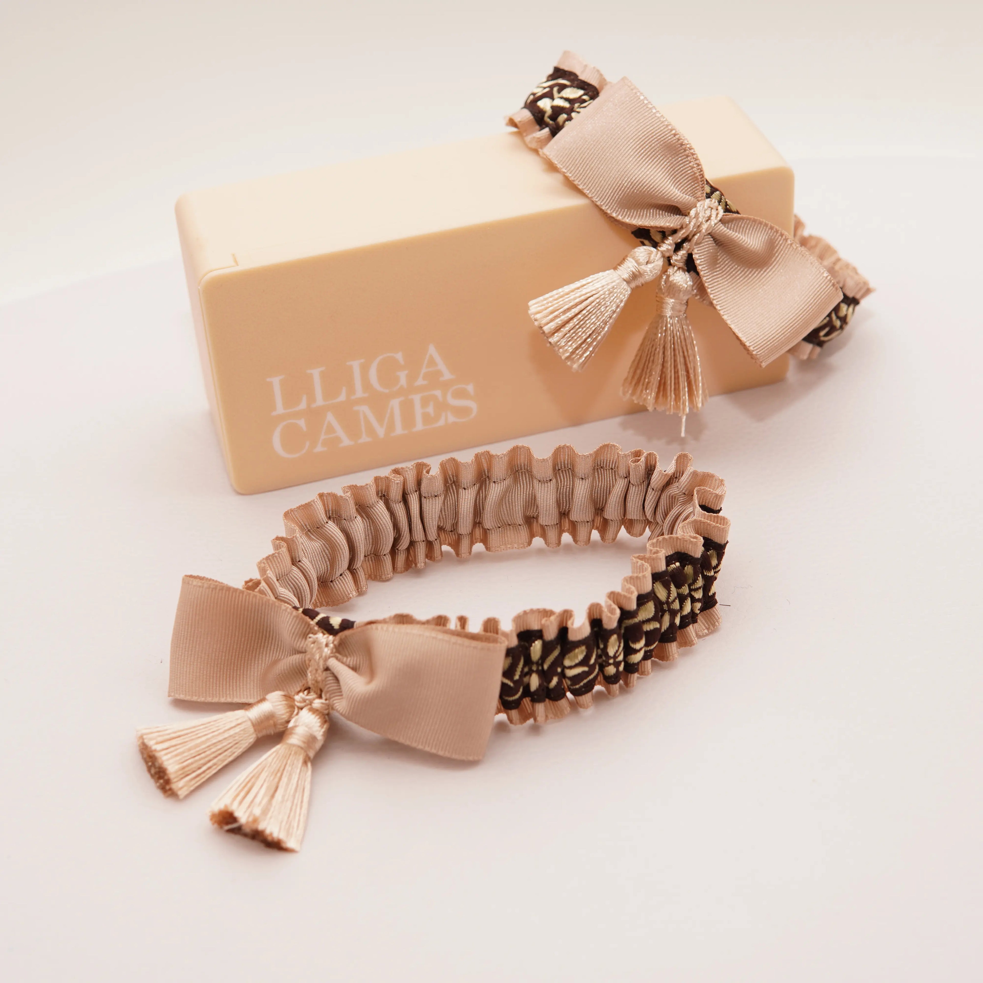 Lligacames Borles beige y chocolate con borla beige