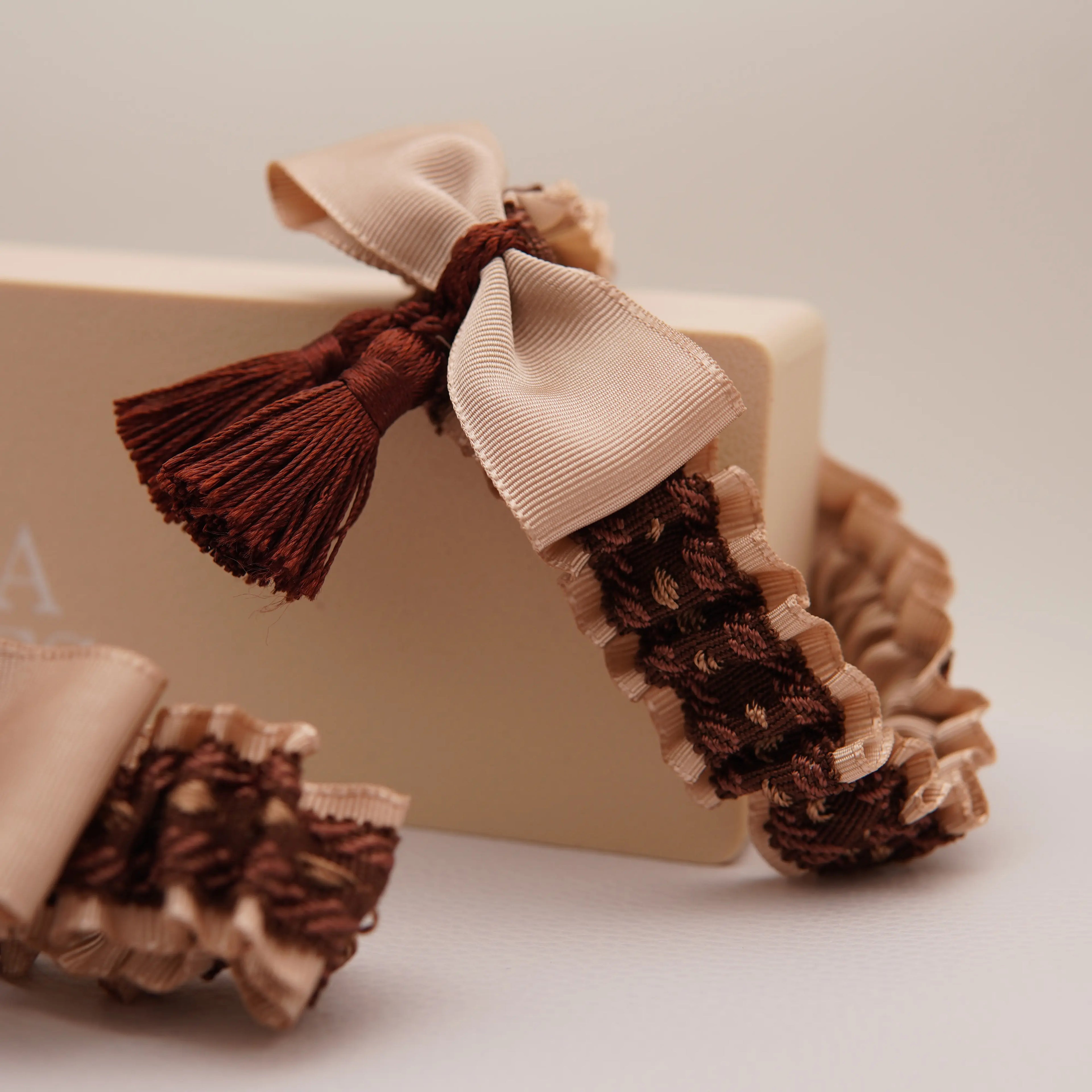 Lligacames Borles beige y marrón