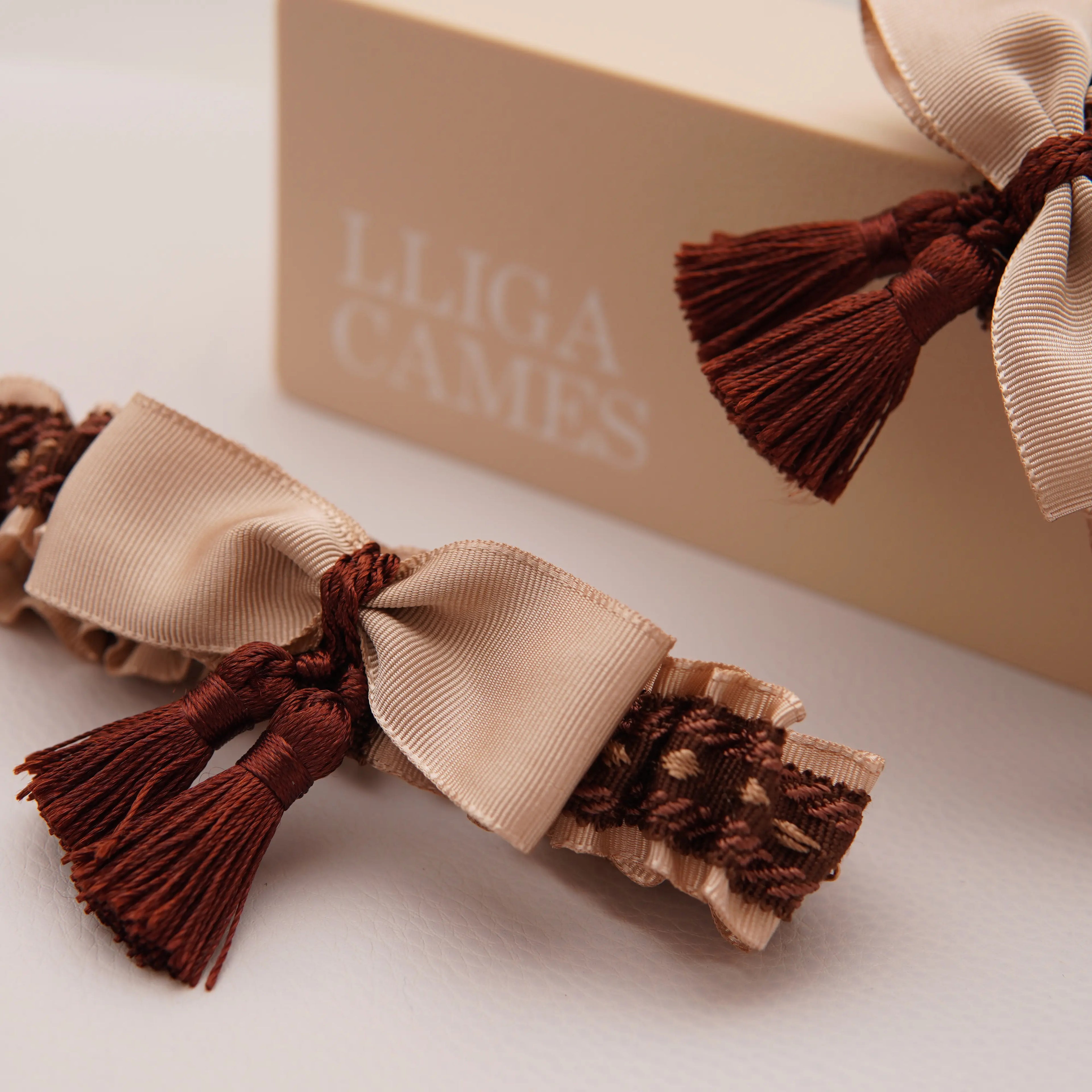 Lligacames Borles beige y marrón