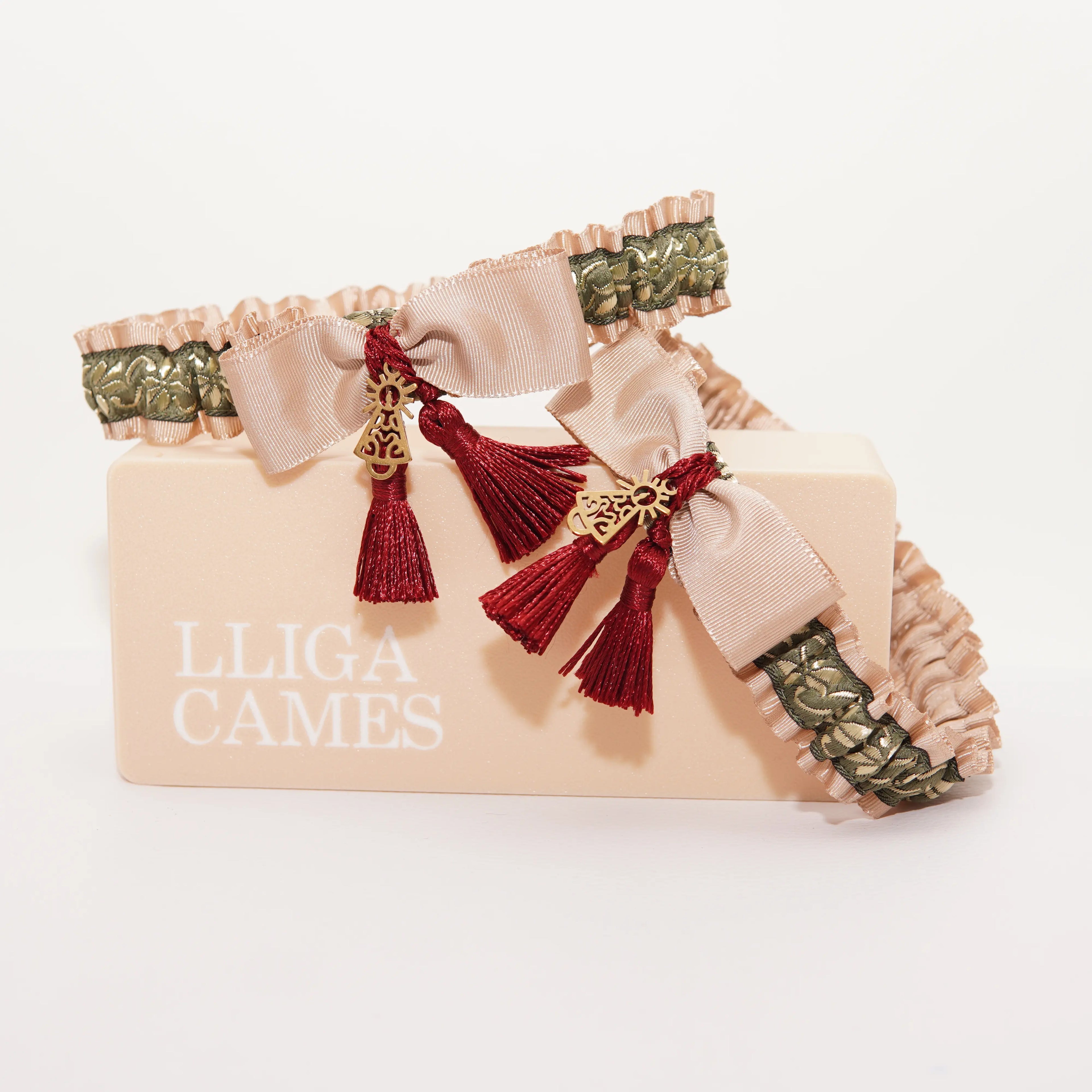 Lligacames Borles beige y verde borlas granate (medalla no incluida)
