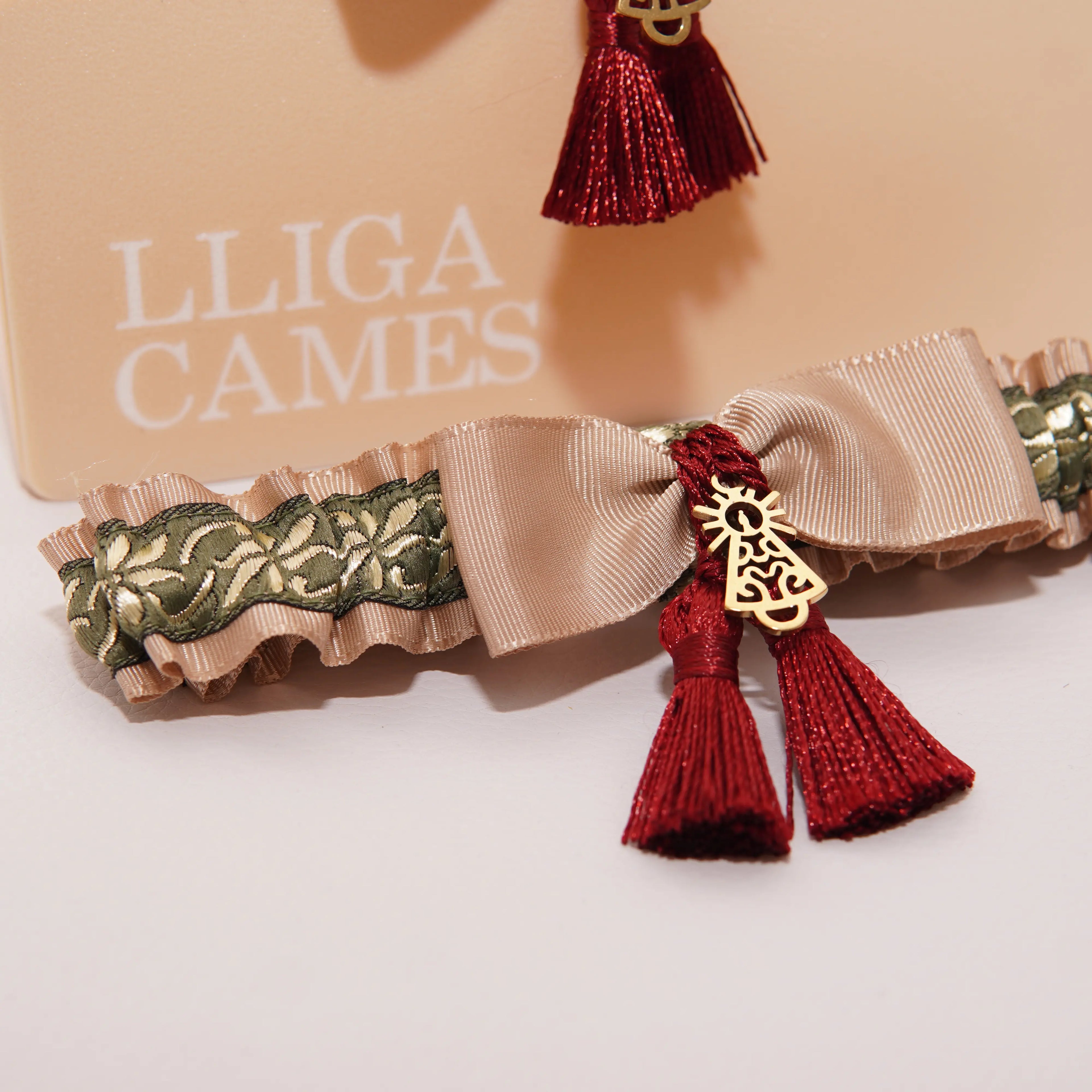 Lligacames Borles beige y verde borlas granate (medalla no incluida)