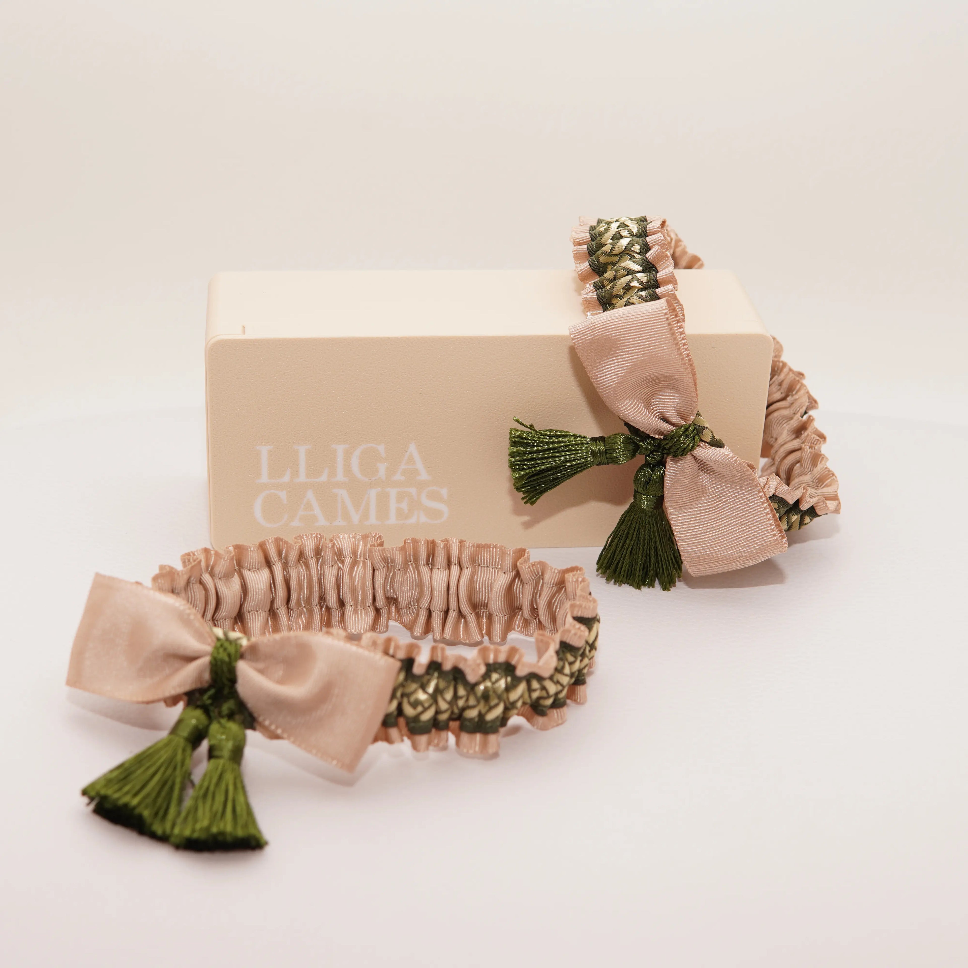 Lligacames Borles beige y verde con borla verde