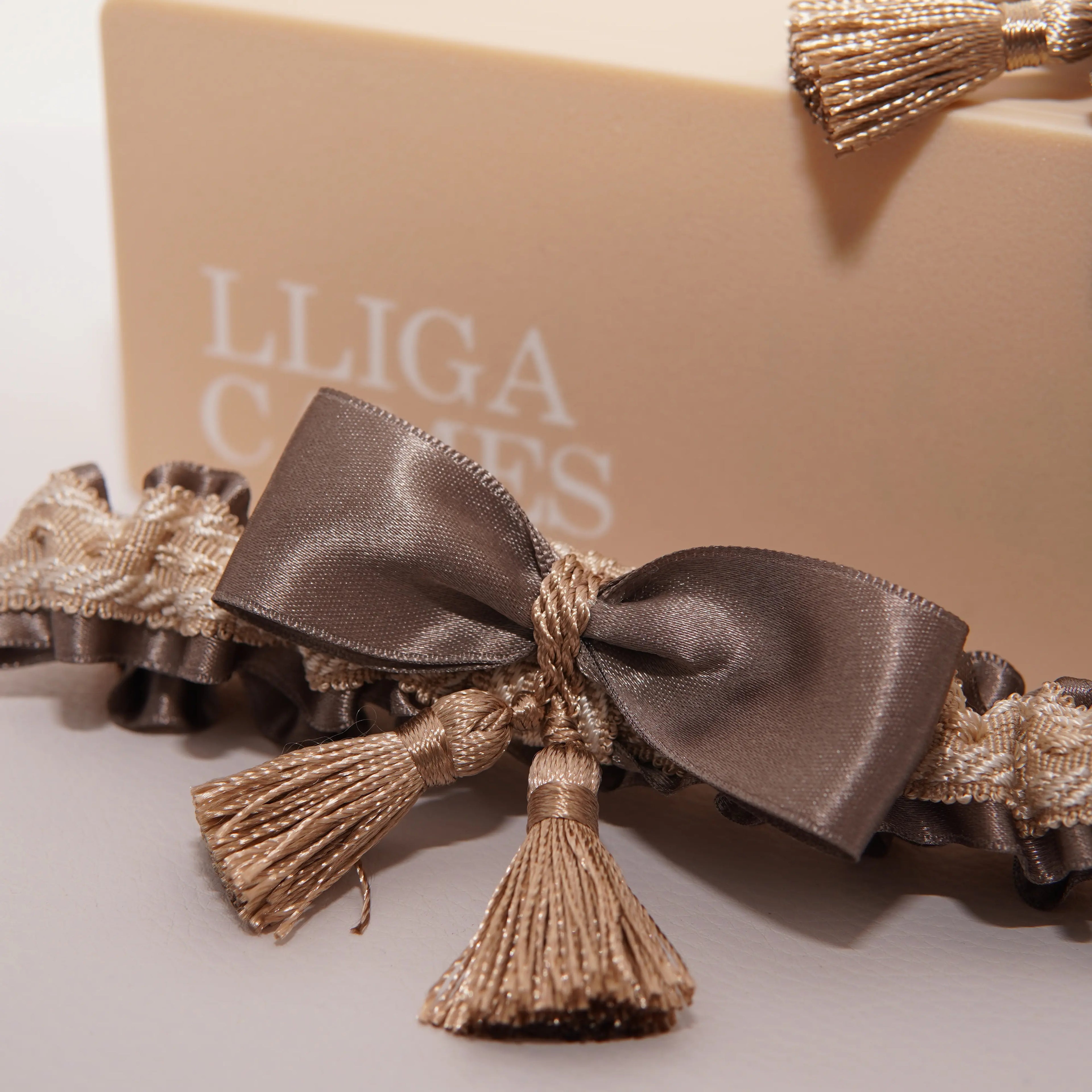 Lligacames Borles marrón topo y beige