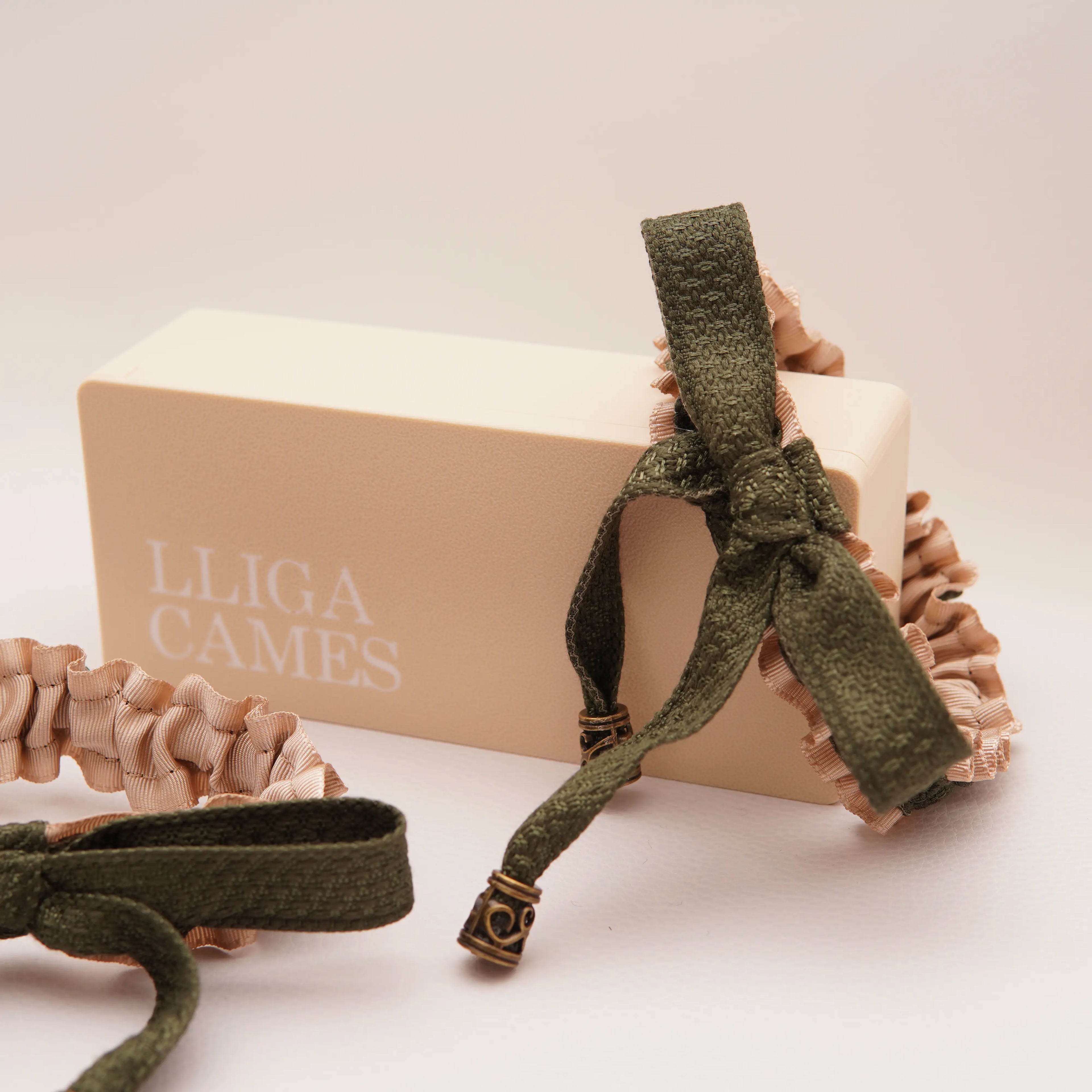 Lligacames Punteres beige y verde